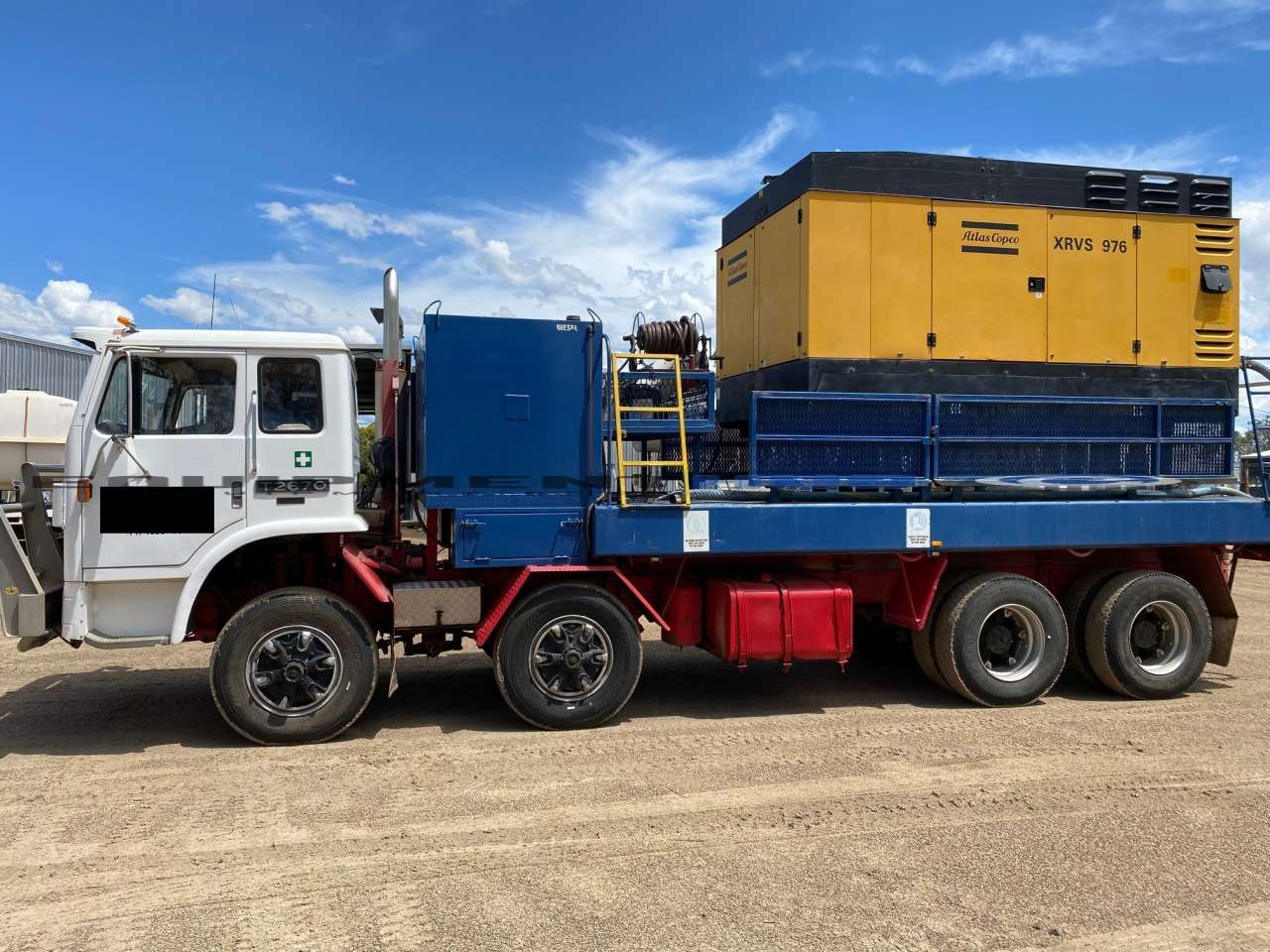 1990 International T-line T2670 8x4 Support Truck With Atlas