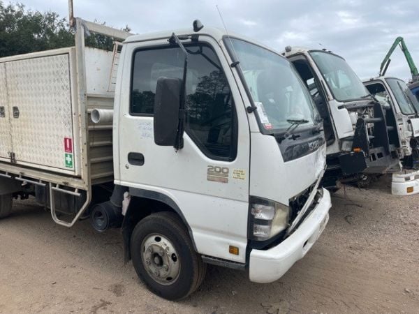 2007 Isuzu NPR200 Tray image