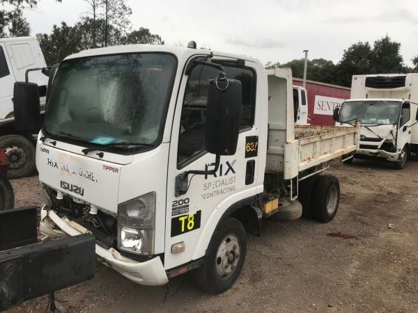 2010 Isuzu NPR200 Tipping tray image