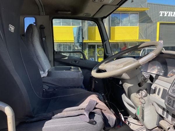 2007 Mitsubishi FM600 Cab chassis image