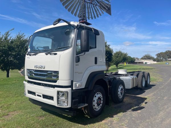 2024 Isuzu FYJ 300-350 AUTO image