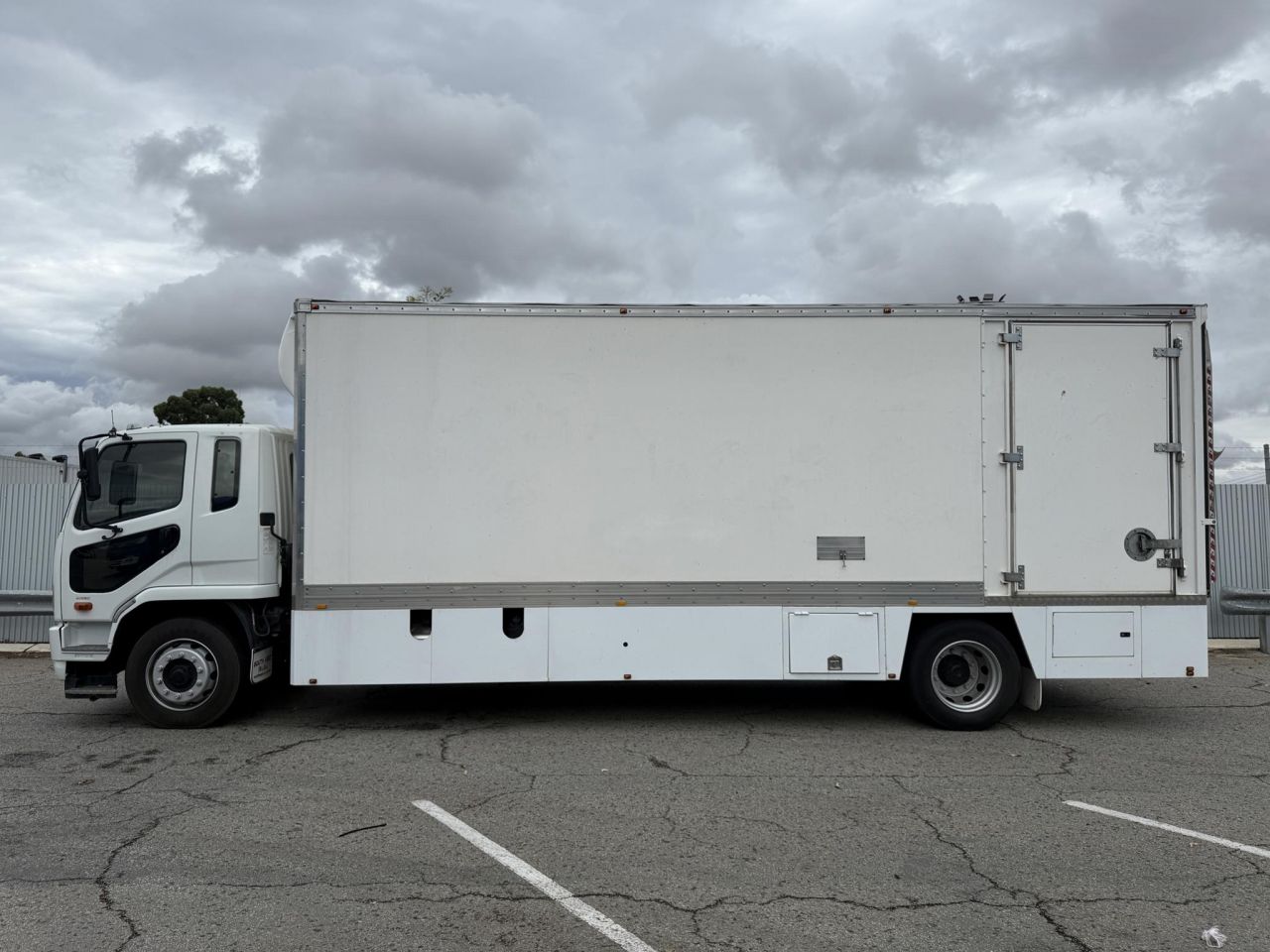 Image for 2015 MITSUBISHI FUSO FM600 Box Truck 1