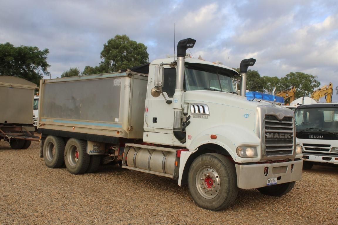 Image for 2010 Mack Cmhr Trident 0