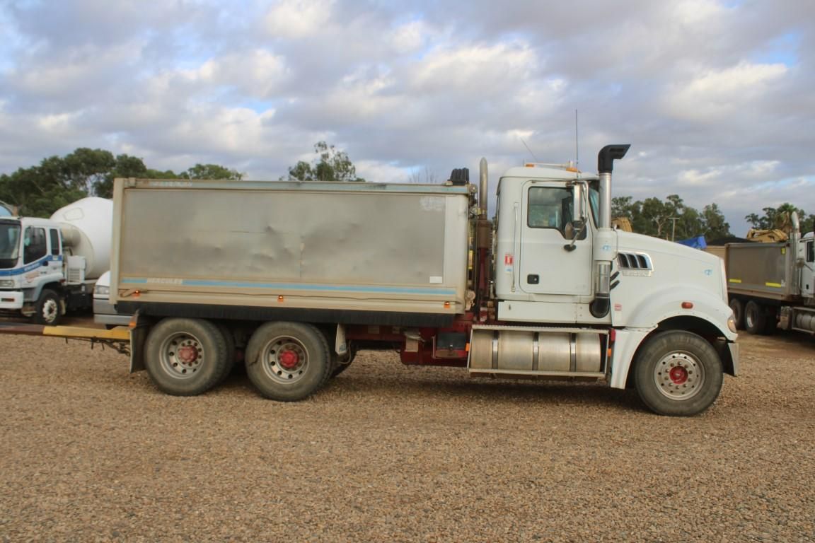 Image for 2010 Mack Cmhr Trident 1