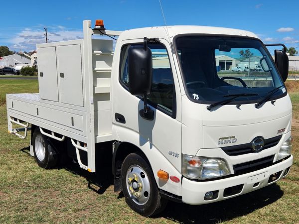 2014 HINO 300 616 Flatbed image
