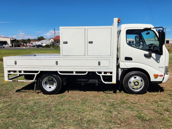2014 HINO 300 616 Flatbed image