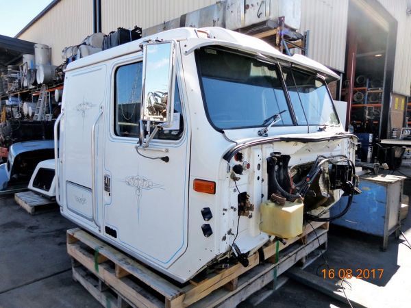 INTERNATIONAL S3600 CAB image