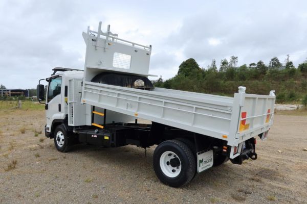 2019 Isuzu FRR 107-210 image