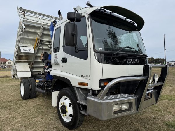 2005 ISUZU FSS550 Dump Truck image
