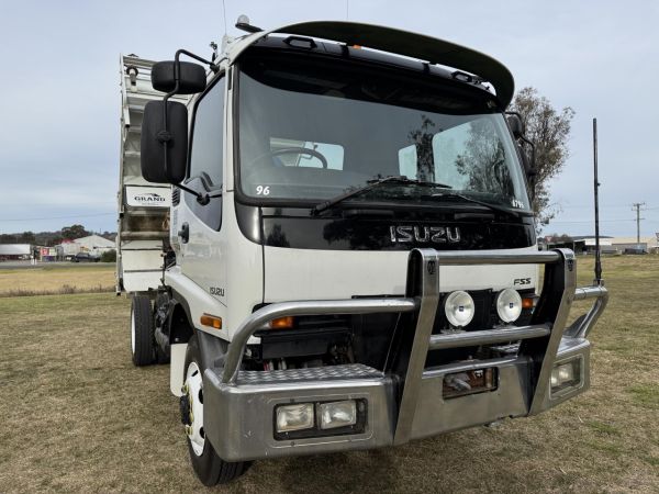 2005 ISUZU FSS550 Dump Truck image