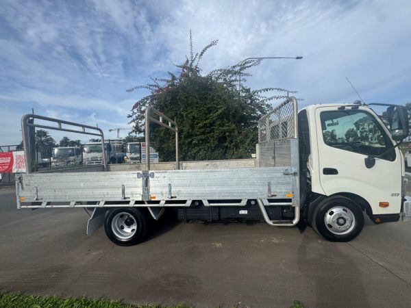 2017 Hino 300 image