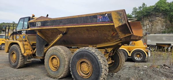 2002 Caterpillar 730 image