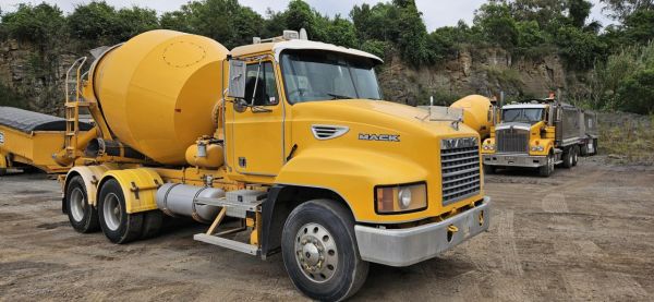 1999 Mack Ch image