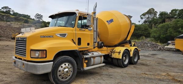 1999 Mack Ch image