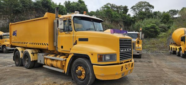 1999 Mack Ch image