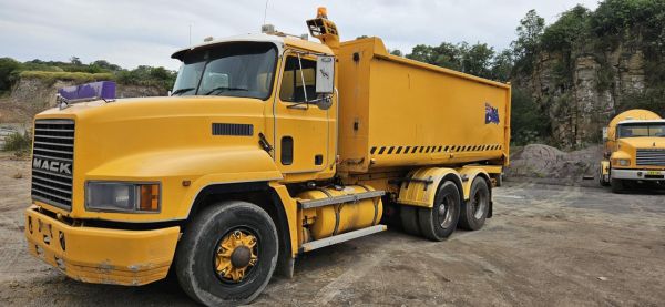 1999 Mack Ch image