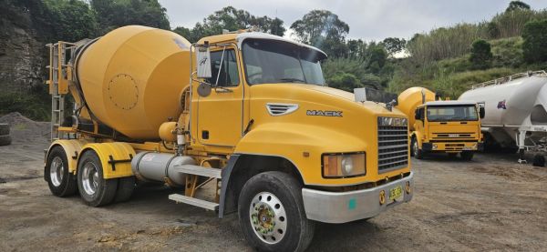 2001 Mack Ch image