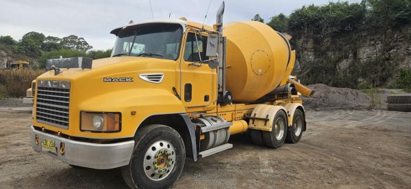 2001 Mack Ch image