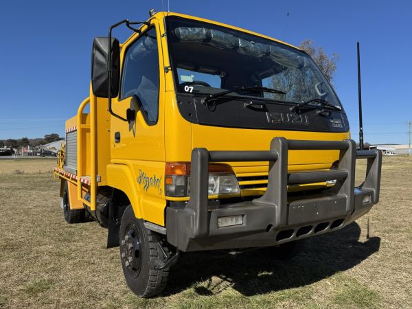 2001 ISUZU NPS300 Fire Truck image