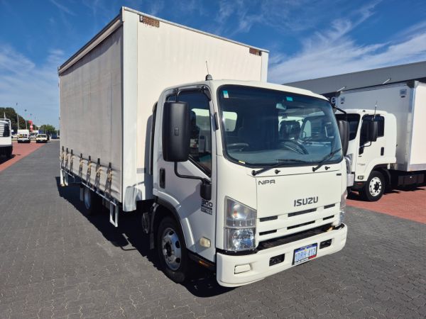 2010 Isuzu NPR300 Curtainsider 6 Pallet Tautliner image
