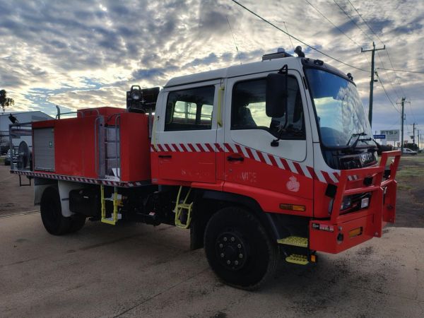 2000 Isuzu F Series FSS 550 image