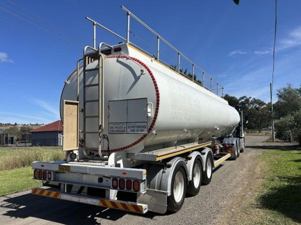 2008 OMEGA TRIAXLE FUEL TANKER WITH PUMPING GEAR image