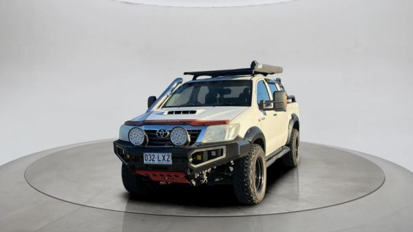 2014 Toyota Hilux SR - 4x4 - Auto - Warranty image