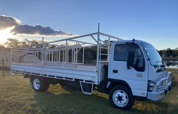 2005 Isuzu NQR TRAY BODY image