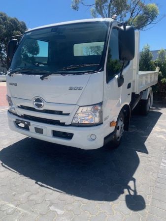 2024 Hino 300 SERIES - 617 CREW CAB Tipping Tray image