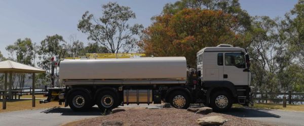 C7H-F 8x4 WATER TRUCK image
