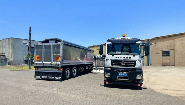 C7H-F 8X4 TIPPER & DOG image