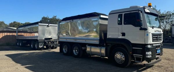C7H-F 8X4 TIPPER & DOG image