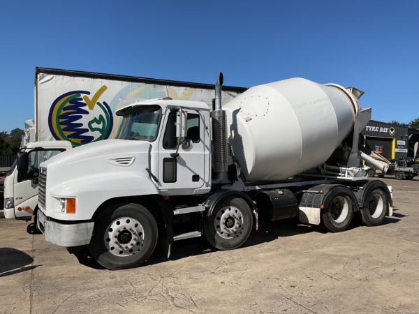2005 Mack METRO-LINER Concrete Agitator Metroliner image