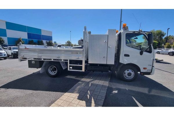2017 Hino 300 Series 716 4x2 image