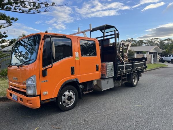 2011 Isuzu NPR 300 Tipper image
