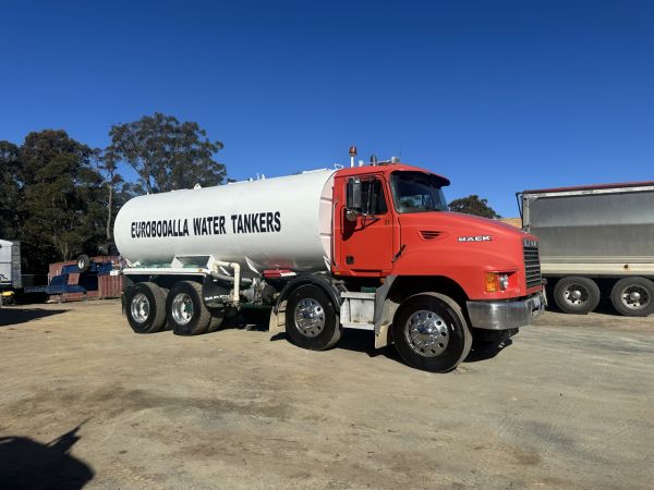 2005 Mack METROLINER 8X4 Water Truck image