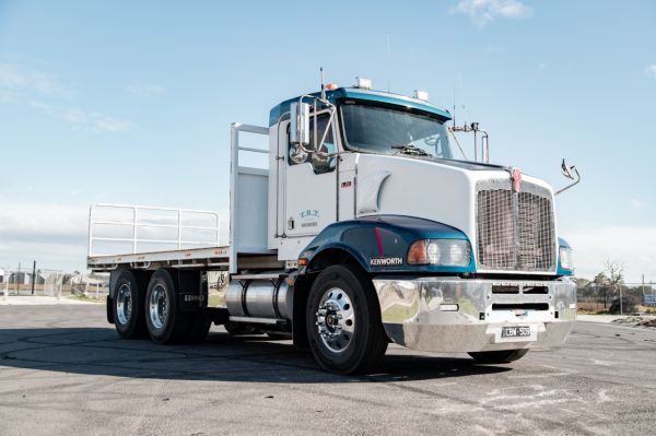 2010 Kenworth T402 image