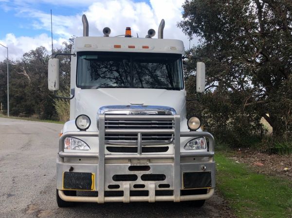 2005 Freightliner COLUMBIA CL112 6 X 4 Prime Mover image