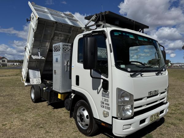 2011 ISUZU NPR250 Dump Truck image