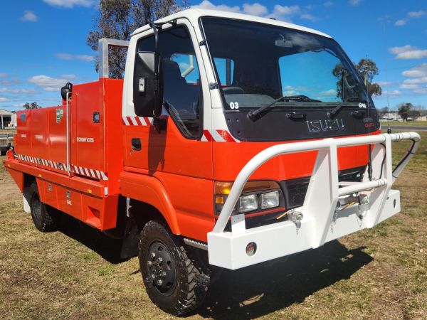 1999 ISUZU NPS300 Fire Truck image