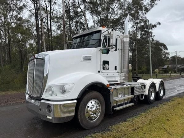 2015 KENWORTH T609 image