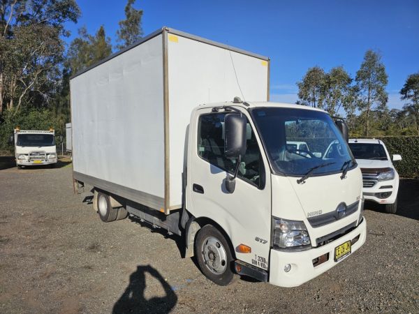 2015 Hino 300 616 turbo diesel car licence pantech truck image