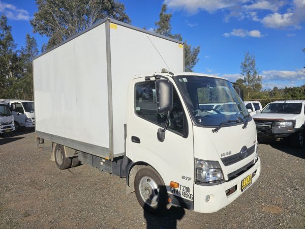 2015 Hino 300 turbo diesel car licence pantech truck image