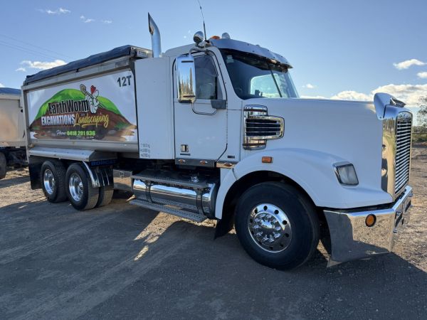 2011 Freightliner Coronado Truck & Dog Combo image