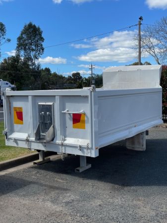 ALUMINIUM TIPPING BODY 4.5 METRES LONG WITH GRAIN DOOR image