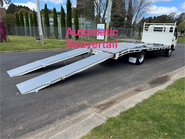 2018 Hino 300 921 Bevertail  Truck image