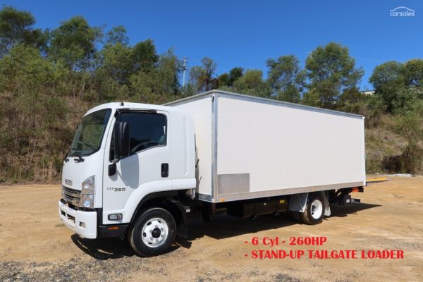 2017 Isuzu F Series FRR110-260 MWB image