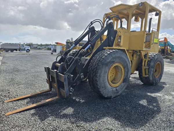 1993 Caterpillar IT18F Tines image