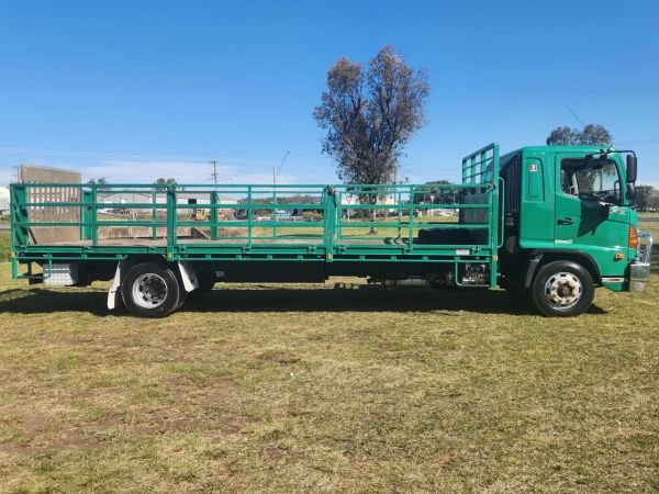 2013 HINO 500FE1426 Flatbed image