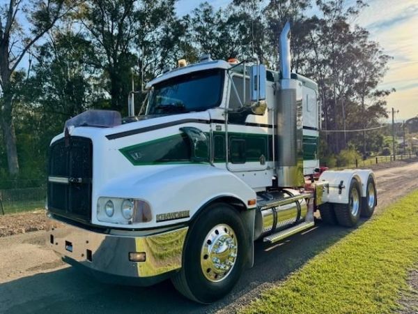 2006 KENWORTH T401 36-INCH BUNK, CAT C12 430HP,18SP MANUAL image